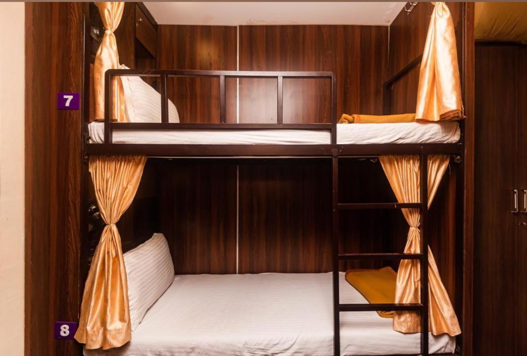Almas Dormitory 24 Hours Aircondition Мумбаи Экстерьер фото
