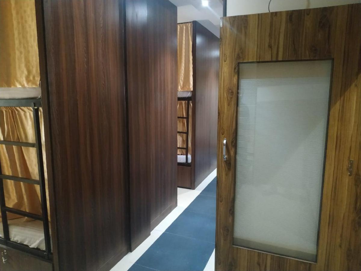 Almas Dormitory 24 Hours Aircondition Мумбаи Экстерьер фото